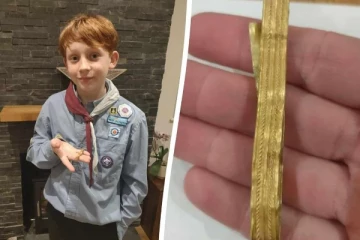 இங்கிலாந்து சிறுவனின் கையில் கிடைத்த அபூர்வ வளையல்!