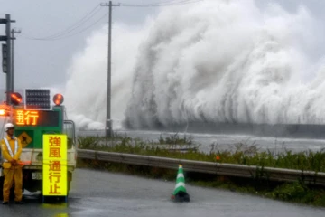ஜப்பானை தாக்கிய சுனாமி ; 900,000 க்கும் மேற்பட்ட மக்கள் இடம்பெயர்வு