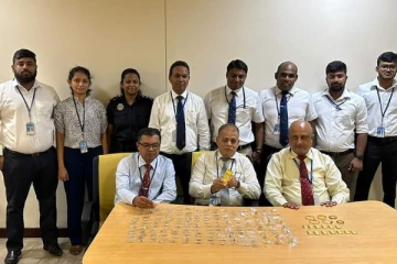 ප්‍රභල ඇමතිවරයකු.. රන් භාණ්ඩ තොගයක් සමග රේගුවේදි හසුවේ.. (PHOTOS)