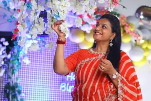 49 வயதில் பேரழகியாக ஜொலிக்கும் ரோஜா... அம்மாவையும் மிஞ்சிய மார்டன் உடையில் மகள்! | Roja Birthday Celebration Photos