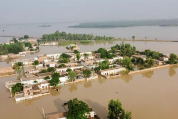 புரட்டியெடுத்த வெள்ளத்தில் சின்னாபின்னமான பாகிஸ்தான்