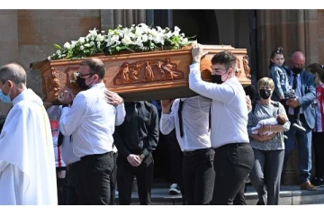 கொரோனாவுக்கு பலியான தாய்;  இறுதி ஊர்வலத்தில் பங்கேற்ற  பச்சிளம் குழந்தை