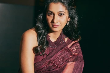 ட்ரான்ஸ்பரென்ட் சேலையில் பிரியா பவானி ஷங்கரின் அழகிய போஸ்