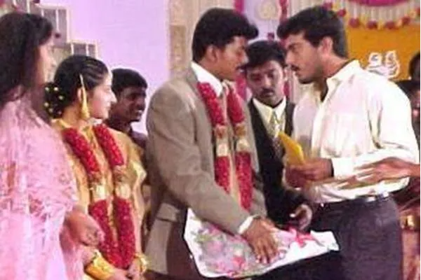 விஜய், சங்கீதா திருமணம்.. ஷாலினியுடன் வந்து பரிசு கொடுத்த அஜித், அரிய புகைப்படம் | Ajith Shalini Gifted Vijay Sangeetha In Marriage