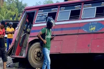 களுத்துறையில் விபத்து: 13 பேர் வைத்தியசாலையில்(Photos)