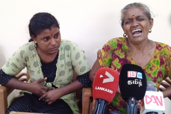 கடலுக்கு சென்றவர் வீடு திரும்பவில்லை;மீட்டுத்தருமாறு யாழில் கதறும் தாய் மற்றும் மனைவி! | Sea Never Returns Home Jaffna Fishmen