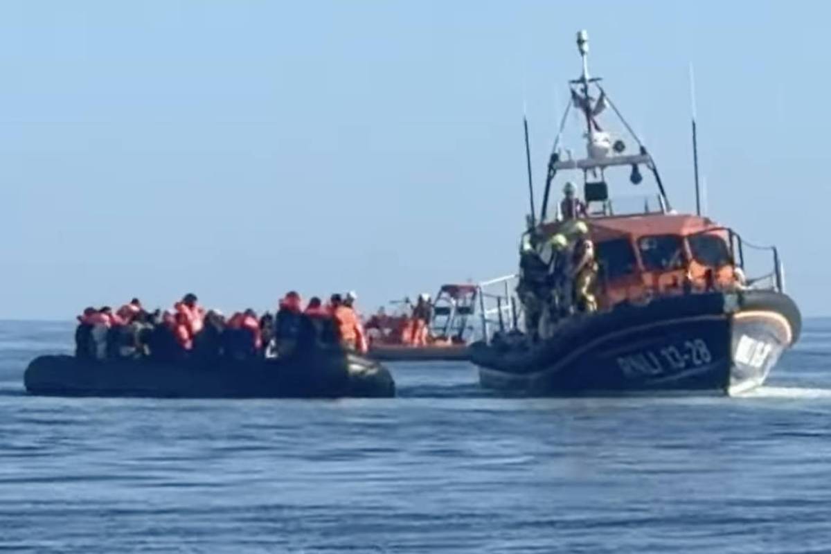 30 மணி நேரம் கடலில்... 60 புலம்பெயர்வோரை மீட்ட பிரித்தானியா | 60 Migrants Taken To Dover After 30 Hours At Sea 30 மணி நேரம் கடலில்... 60 புலம்பெயர்வோரை மீட்ட பிரித்தானியா | 60 Migrants Taken To Dover After 30 Hours At Sea