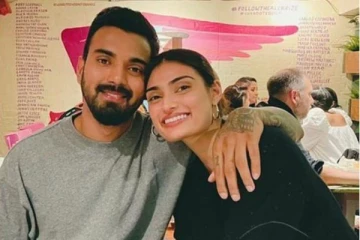 இந்திய கிரிக்கெட் அணி நட்சத்திர வீரருக்கும் பிரபல நடிகைக்கும் விரைவில் திருமணமா?