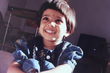 இந்த குழந்தை யார் தெரியுமா? தற்போது இளசுகளை கவர்ந்த சென்சேஷன் நடிகை தான்