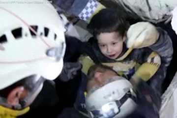 சிரித்துக் கொண்டே வந்த சிறுவன்! இடிபாடுகளில் இருந்து உயிரோடு மீட்கப்பட்ட காட்சி