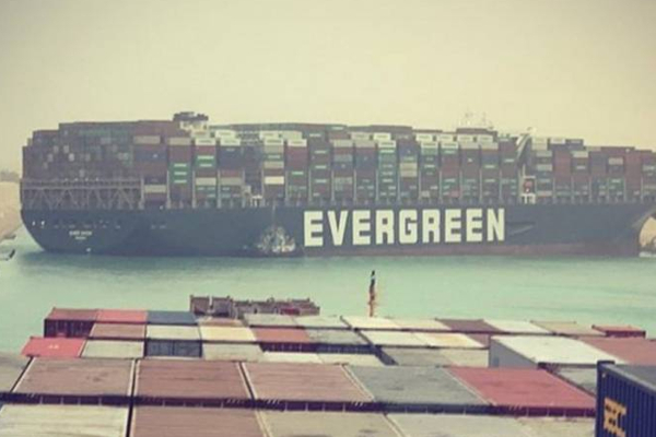 சூயஸ் கால்வாயில் சிக்கிக் கொண்ட பிரம்மாண்ட கப்பல்! உலக வர்த்தகம் முடங்கும் அபாயம் | Huge Ship Stuck Suez Canal Paralysis World Trade