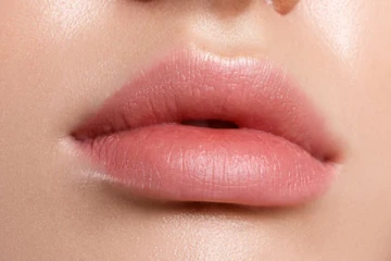 எப்போதும் உதடுகளை மென்மையாக வைத்துக்கொள்ள உதவும் வீட்டு வைத்தியம்