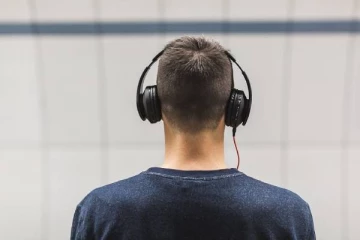 ஹெட்செட் போட்டபடி ரயில்வே பாதையை கடக்க முயன்ற இளைஞருக்கு நிகழ்ந்த துயரம்!