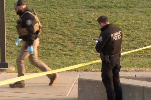 அமெரிக்காவில் பல்கலைக்கழக வளாகத்தில் துப்பாக்கி சூடு! மாணவரொருவர் பலி.. | Suspect Killed Kentucky University Shooting அமெரிக்காவில் பல்கலைக்கழக வளாகத்தில் துப்பாக்கி சூடு! மாணவரொருவர் பலி.. | Suspect Killed Kentucky University Shooting