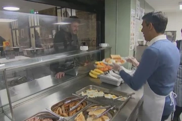 பிரித்தானிய பிரதமர் ரிஷியின் முகத்துக்கு நேராக வீடற்ற நபர் கேட்ட கேள்வி...