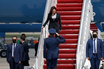 கமலா ஹாரிஸ் சென்ற விமானத்தில் கோளாறு... துணை அதிபரின் முதல் வெளிநாட்டுப் பயணத்திலேயே பிரச்சினை