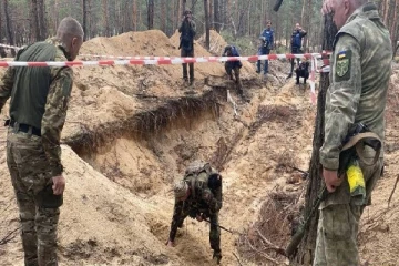 உக்ரைனில் தோண்ட தோண்ட கிடைத்த 440 சடலங்கள்; அதிர்ச்சியில் அதிகாரிகள்!