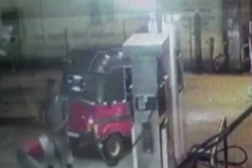 බලහත්කාරයෙන් ඉන්ධන පිරහුම් හලකට ඇතුළු වූ පිරිසක් යකා නටයි..(VIDEO(