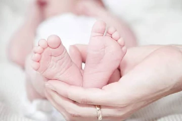 வீட்டிலேயே பிரசவம் பார்த்த கணவனால் மனைவி மரணம்.., 5-வது குழந்தையை பெற்றெடுக்கும் போது சோகம்