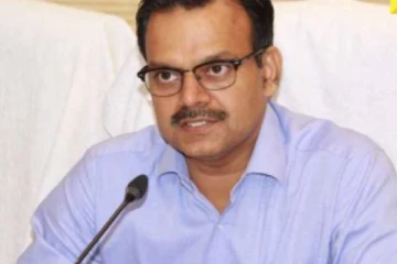 UPSC தேர்வுக்காக வேலையை விட்டுவிட்டு 2-வது முயற்சியிலேயே முதலிடம் பெற்ற IAS அதிகாரி