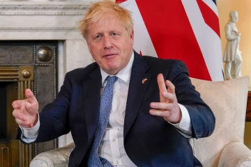 தடைகளை தாண்டி பதவியை தக்கவைத்தார் பிரதமர் பொறிஸ் ஜோன்சன்