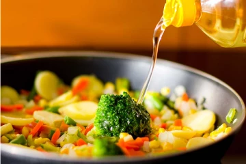 உணவா? விஷமா? சமையலுக்கு ஒரு முறை பயன்படுத்திய எண்ணெய்யை மீண்டும் பயன்படுத்துவதால் என்ன நடக்கும் தெரியுமா?