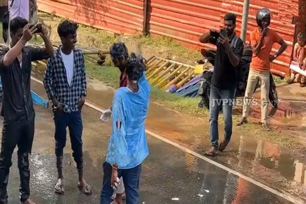 பொலிஸார் அடித்த தண்ணீரில் சம்போ போட்டு குளித்த யாழ்.இளைஞர்கள்! (புகைப்படங்கள்) | Jaffa Youth Bathed In Water Beaten By The Police
