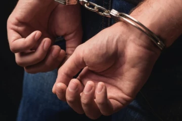 යාලුවා බේරගන්න මිතුරා පොලිසියට අල්ලස් දීලා.. (PHOTOS)