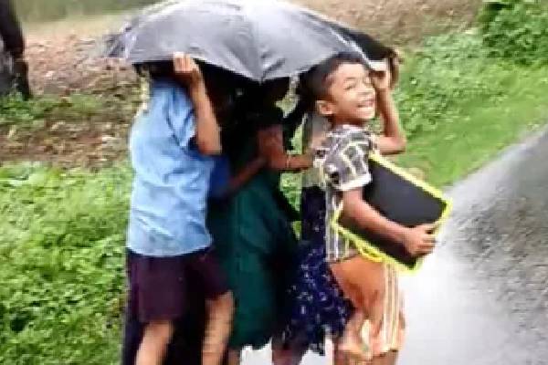 வாணுக்கும் எல்லை உண்டு நட்புக்கில்லையே : ஒரே குடையில் ஆறு சிறுவர்கள் .. வைரலாகும் வீடியோ - தமிழ்நாடு