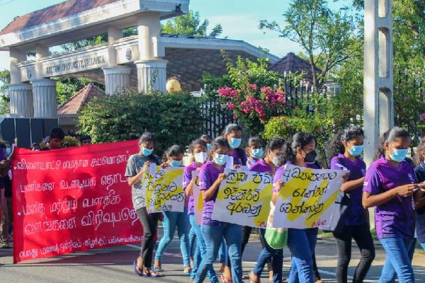 ராஜபக்ஷ குடும்பத்தார் போன்று வேடம் அனிந்து போராட்டத்தில் ஈடுப்பட்ட மாணவர்கள்! | Eastern University Student Rully Against Rajapaksa