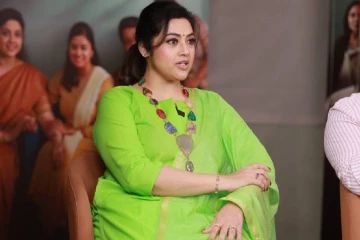 சாதி, மதம், பாலினம் எல்லாம் நீங்கள் தேர்வு செய்தது கிடையாது!! நடிகை மீனா...