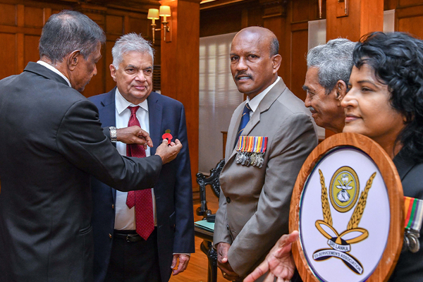 பொப்பி மலர் தினத்தை முன்னிட்டு ஜனாதிபதிக்கு பொப்பி மலர் அணிவிப்பு | President Is Garlanded With Poppy Flowers