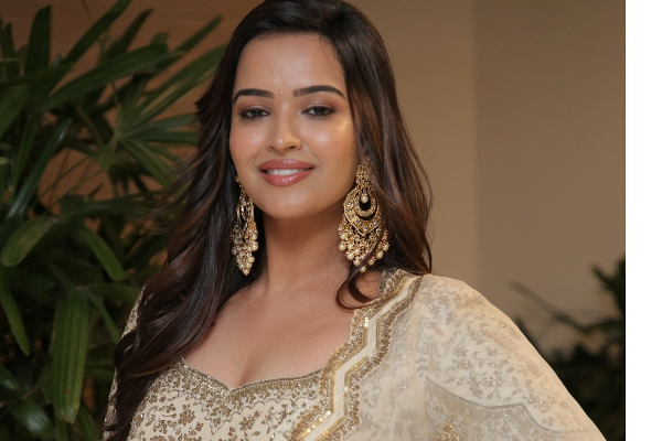 பிரபல சூர்யா பட இசையமைப்பாளரை ரகசிய திருமணம் செய்த நடிகை?.. கோபத்தில் நடிகை வெளியிட்ட பதில்.. | Dsp Secretly Married To Telugu Actress Pujita