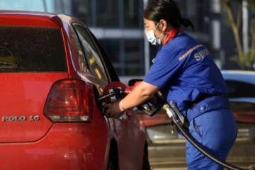 நிலக்கரியை தொடர்ந்து பிரபல நாட்டில் ஏற்பட்ட டீசல் தட்டுப்பாடு! சாலையில் வரிசைகட்டி காத்திருக்கும் மக்கள்