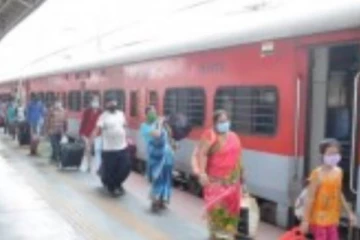 ரூ.10 லிருந்து 50 ஆக உயர்ந்த ப்ளாட்பார்ம் டிக்கட் கட்டனம்.. அதிர்ச்சியில் மக்கள்