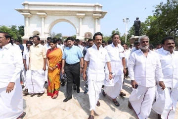 தொப்புள் கொடி உறவுக்காய் தியாகம் செய்ய முன்வந்துள்ள திமுக எம்.பி.க்கள்!