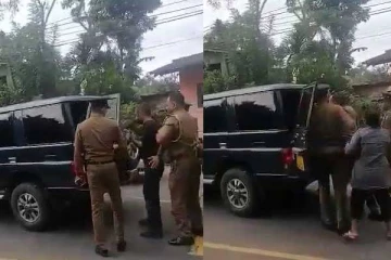 இளைஞன் ஒருவரை கொடூரமாக தாக்கிய பொலிஸ் அதிகாரிக்கு நேர்ந்த கதி!