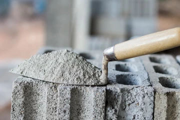 சீமெந்து விற்பனை செய்த வர்த்தகர்கள் கைது