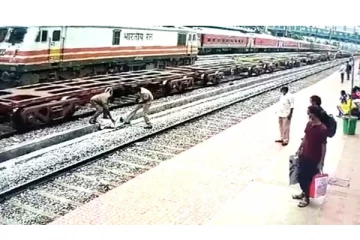 ரயில் தண்டவாளத்தில் திடீரென தவறி விழுந்த முதியவர்: சட்டென ஓடிச் சென்று உயிரை காப்பாற்றிய பாதுகாப்பு படையினர்!