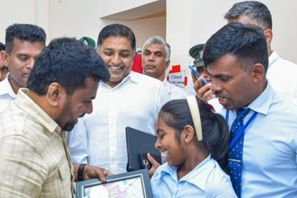 மன்னாரில் ஜனாதிபதிக்கு நினைவு சின்னம் வழங்கிய சிறுமி | Girl Presents A Souvenir To President In Mannar மன்னாரில் ஜனாதிபதிக்கு நினைவு சின்னம் வழங்கிய சிறுமி | Girl Presents A Souvenir To President In Mannar
