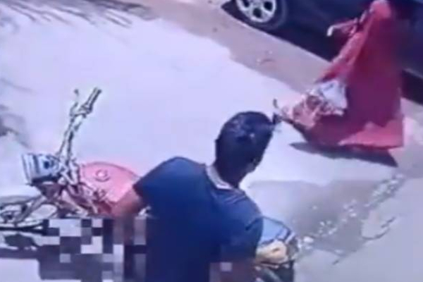சாலையில் நடந்து சென்ற பெண்: நிர்வாணமாக வந்த நபர்: அதிர்ச்சி சம்பவம் | Woman Walking On The Road Naked Person Harassment