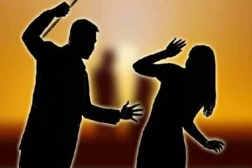 குடும்பத் தகராறின் கொடூரம் ; மனைவி மீது மண்ணெண்ணெய் ஊற்றி தீக்குளிக்க வைத்த கணவன்