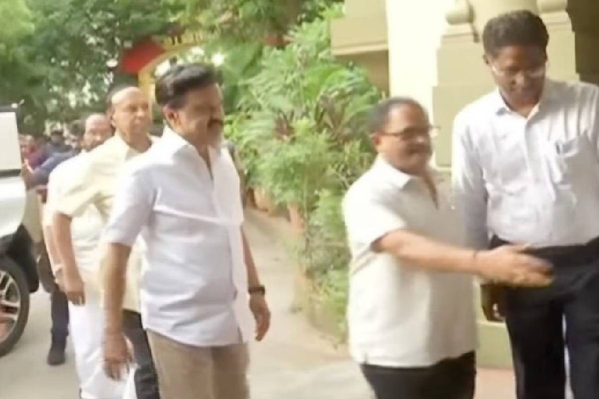 பலத்த பாதுகாப்புடன் வெற்றிச்சான்றிதழ் பெற புறப்பட்ட விஜய் - வெற்றிபெற்ற தவெக வேட்பாளர்களுக்கும் அழைப்பு | Vijay Certificate Of Tamilnadu Election Result