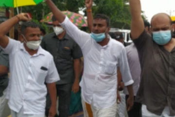 ஓரணியில் திரண்ட தமிழ் கட்சிகள்! கொட்டும் மழையிலும் தொடரும் உரிமை போராட்டம்