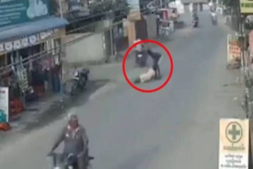 கர்ப்பிணி பெண்ணின் செயினை பறிக்க சாலையில் தரதரவென்று இழுத்துச் சென்ற கொடூர திருடன்!