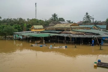 நிலச்சரிவு, இடைவிடாத பேய் மழை... பெருவெள்ளத்தில் மூழ்கும் ஒரு ஆசிய நாடு