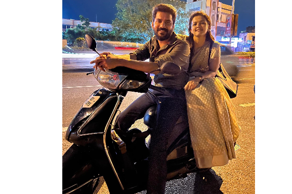 நடிகையுடன்  பைக்கில் சுற்றும் கவின்! லாஸ்லியா பிரேக்கப்-க்கு பின் இப்படியா? உண்மை இதுதான் | Kavin With Aparna Das In Dada Last Day