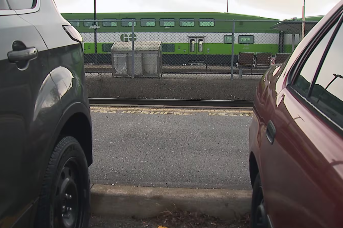 ஸ்கார்பரோ ரயில் நிலையங்களில் தொடர் வாகனத் திருட்டு: மூவர் கைது | 3 People Charged After Dozens Of Vehicle Thefts