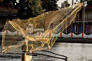 மட்டக்களப்பில் பரபரப்பு சம்பவம்... மீனவரின் வலையில் சிக்கிய மனித மண்டை ஓடு, எலும்புகள்!
