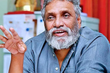 பதாகையை மாற்றிய மஹிந்த ; மக்கள் ஆரவாரம்